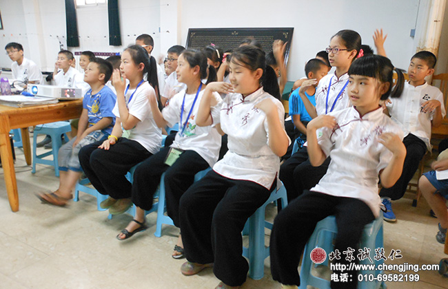 移風易俗，莫善于樂；手語孝親歌曲課程贏得同學們的歡迎。