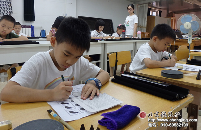 
基礎定心描紅課程使教室內一片寧靜祥和。