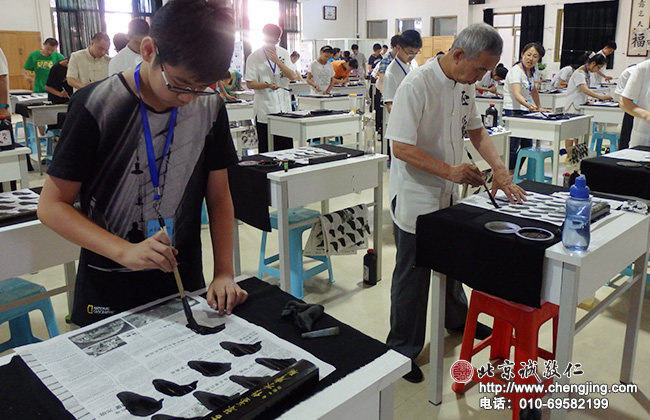 童顏鶴發聚一堂，琴瑟書畫舒華芳。
