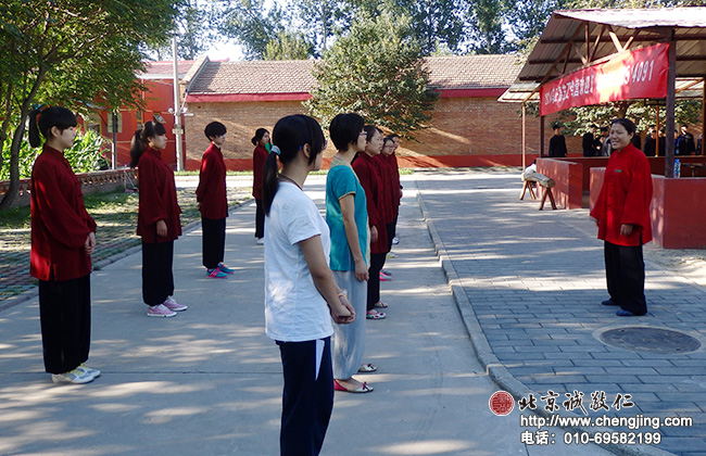 太極拳專業教師講解基本功要領。