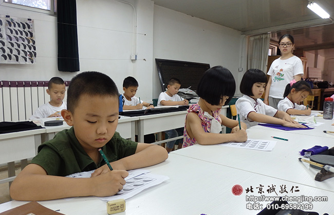 小學員認真描紅