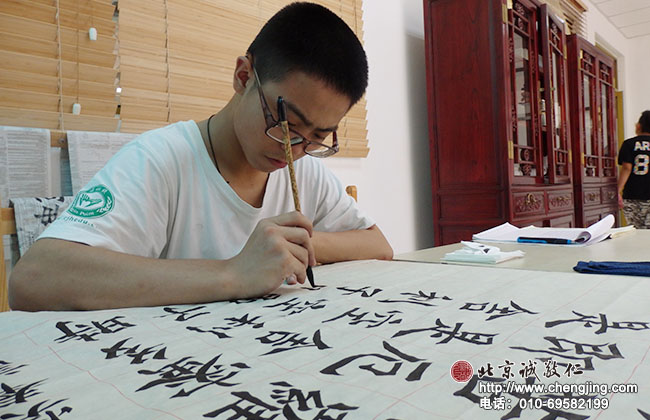 老學員常璧麟同學每年都會利用寒暑假來小院學習，
這是他在臨習《心經》

