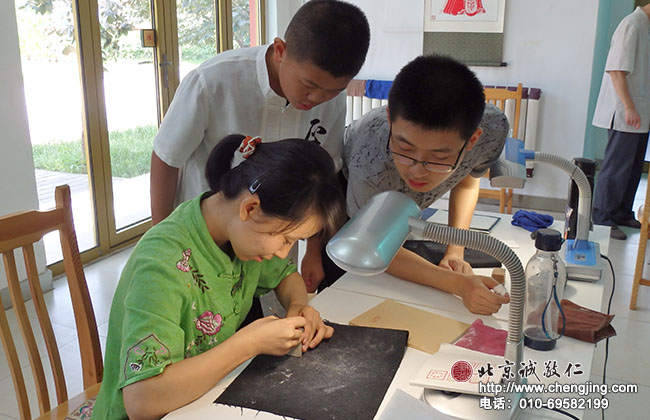 專業篆刻老師指導學員篆刻技法。