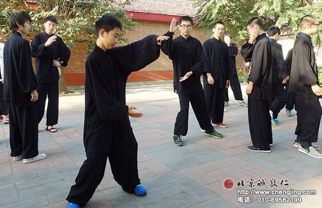 研究動作 認真學習