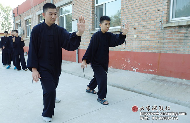 老學員練習吳氏太極拳定式