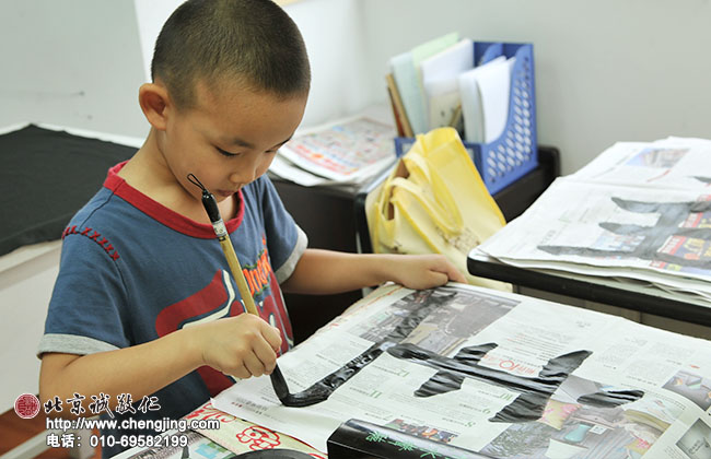 小朋友們都收拾筆墨了，我還想闖下一關——「主」，寫出兩張，分別送給媽媽和老師。。