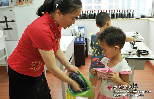 周老師真好，耐心教我要按照書包的形狀放進去。