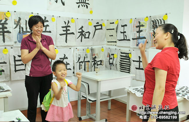 收拾完畢，老師帶著我和媽媽一起做我最愛的孝親游戲，好開心哦！