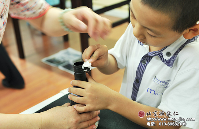 倒完墨汁將瓶口余墨擦干凈，才不會下次擰不開蓋