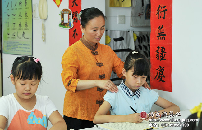 下面的捺空間不夠了，寫字前先想好布局很重要，推及做事中，孩子從中學到了對事物的整體把握。