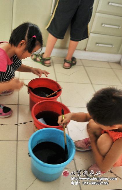 洗筆是分三個步驟完成的，按照每個小桶的順序來清洗。