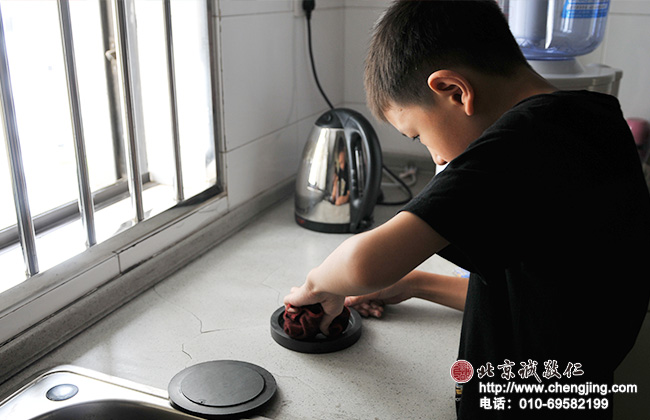 同學很認真地將洗好的硯臺擦拭干凈。