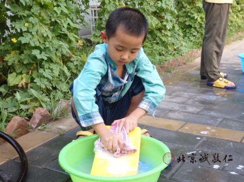 書法二班的小學員學習洗衣服
習勞知感恩