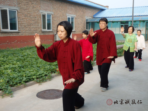 
學(xué)員晨練太極拳

