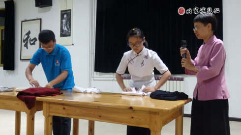 學(xué)員上臺習(xí)練內(nèi)務(wù)課程