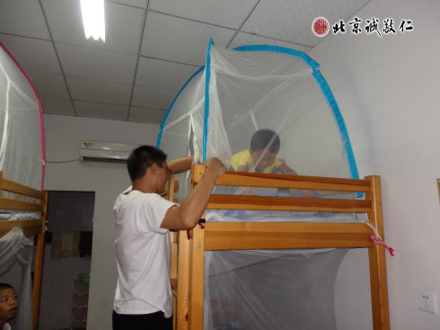 生活老師現(xiàn)場指導(dǎo)小學(xué)員內(nèi)務(wù)整理課程