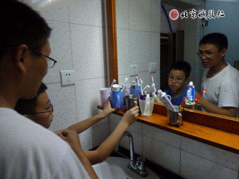 生活老師現(xiàn)場指導(dǎo)小學(xué)員內(nèi)務(wù)整理課程