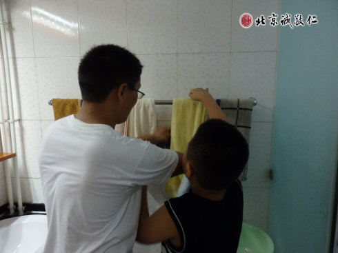 生活老師現(xiàn)場指導(dǎo)小學(xué)員內(nèi)務(wù)整理課程