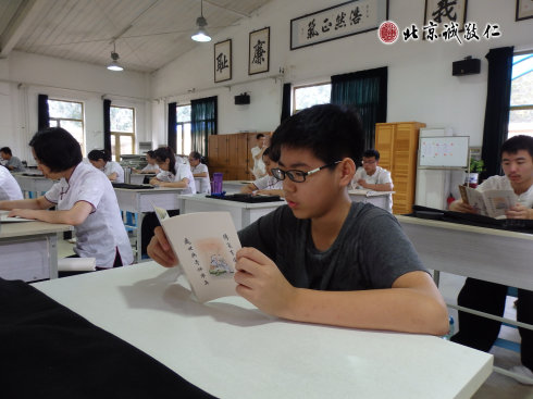 

書法一班學(xué)員誦讀經(jīng)典《三字經(jīng)》

