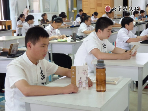 

書法一班學(xué)員誦讀經(jīng)典《三字經(jīng)》
