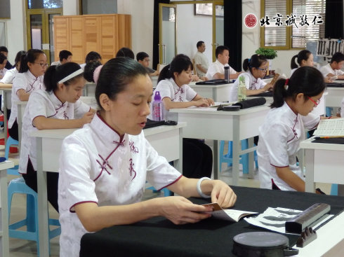 

書法一班學(xué)員誦讀經(jīng)典《三字經(jīng)》

