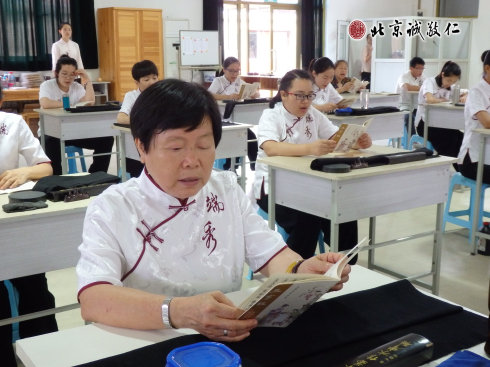 

書法一班學(xué)員誦讀經(jīng)典《三字經(jīng)》

