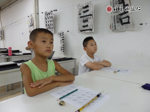 
書法二班小學(xué)員上課認(rèn)真聽講

