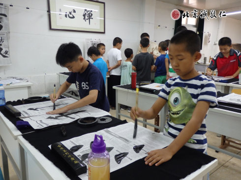 

書法二班小學(xué)員認(rèn)真習(xí)練書法

