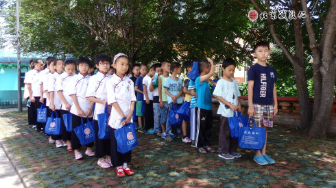 書法二班學(xué)員列隊準(zhǔn)備去用餐 