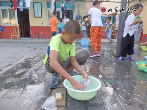 習勞知感恩；小學員學習洗衣服。