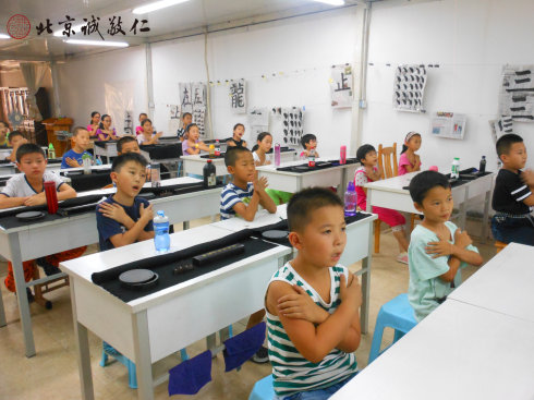  小學(xué)員從孝親歌曲中，感悟人生真諦。