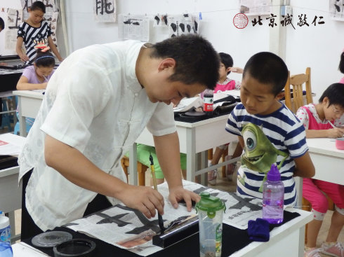 書法老師指導(dǎo)學(xué)員書法