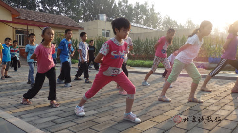 強筋健骨太極拳，奠定健康人生的基礎(chǔ)。
