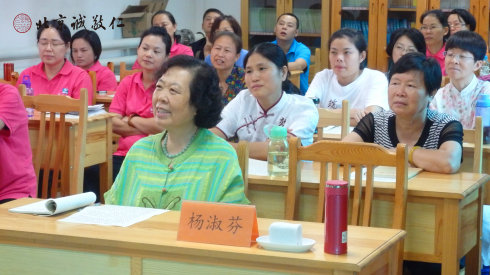 家長學(xué)員在楊老師專題講座課堂上認(rèn)真聽講