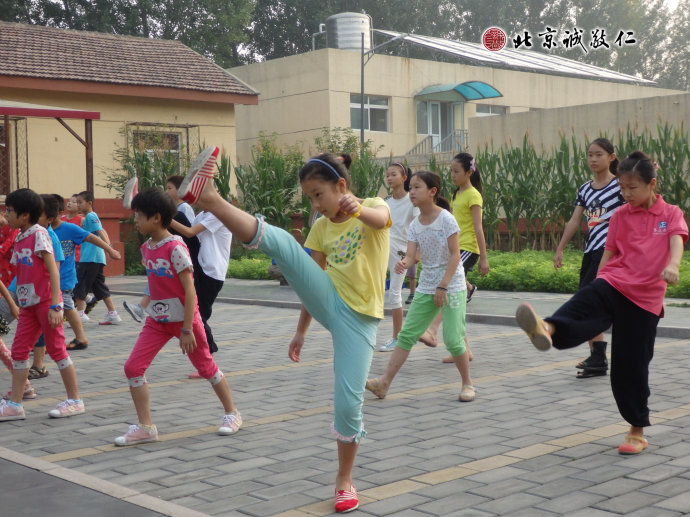 
晨練時分，看我踢得多高！