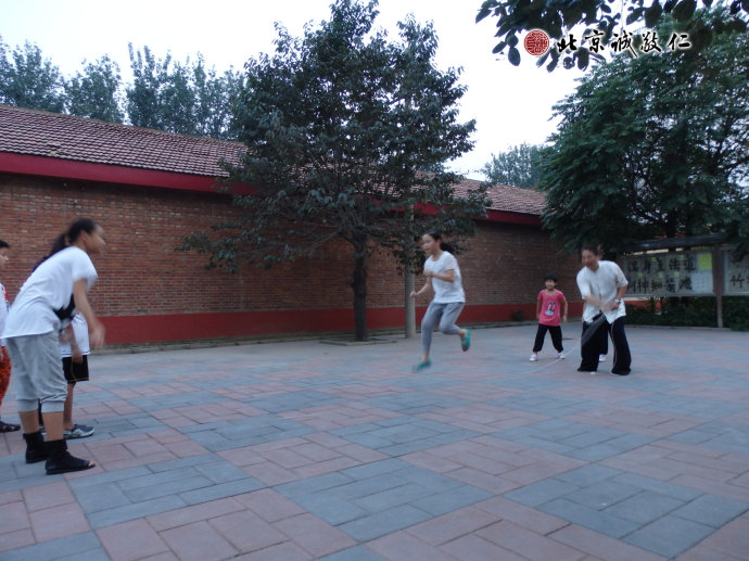 師生快樂齊跳繩