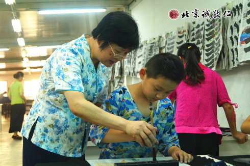 楊老師指導小學員書法