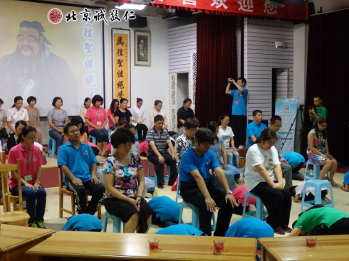 孩子們向父母行三跪九叩大禮