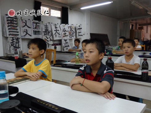 小學(xué)員認(rèn)真誦讀《晨起自勉文》