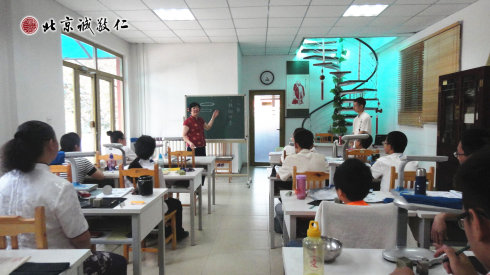 楊老師在篆刻班為學(xué)員授課