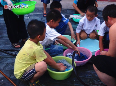 
勤勞的小學(xué)員們