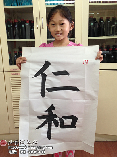 老師給新生講解如何使用《硬筆書(shū)法基礎(chǔ)描紅》，它是學(xué)習(xí)書(shū)法最好的輔助教材。