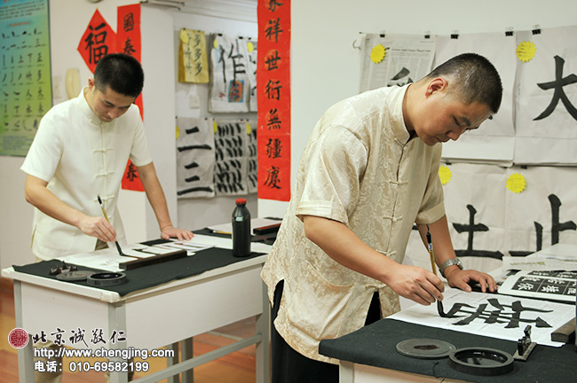 書法教室的輔導老師們聽過楊老師給學員的耐心講解之后，在一旁精益求精的體會剛剛的指導。