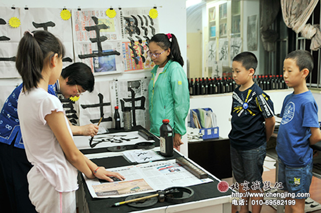 楊老師在少兒班示范「使」的寫法。