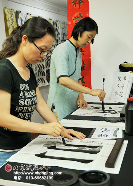 每個學員的進度是不一樣的，書法教室的教學特色是不跟別人比，只跟自己比。