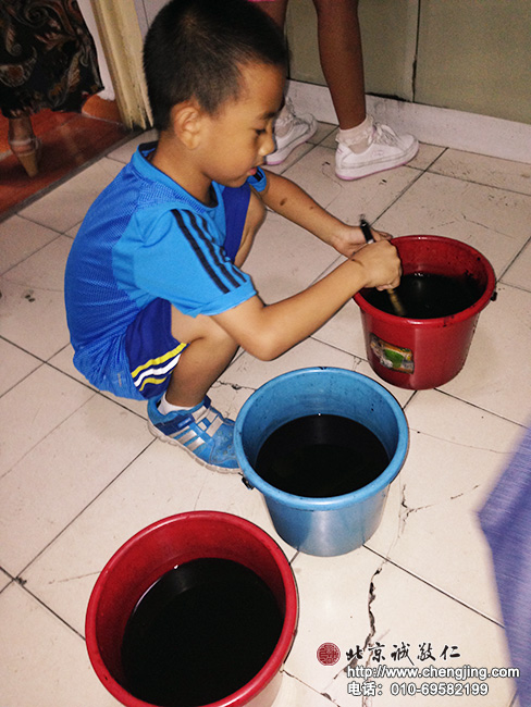 毛筆按照次序清洗干凈。