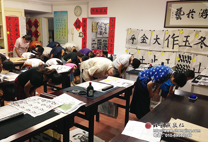 下課前，向至圣先師孔老夫子行下課禮。