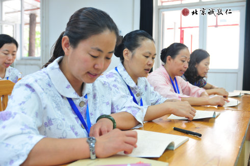 配圖三：學員認真讀誦《弟子規》 