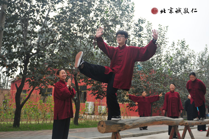 配圖：平衡木上的「戰(zhàn)戰(zhàn)兢兢」