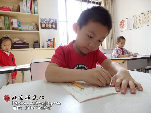 我會認真檢查描紅作業，一不小心有跑出去的線條還會自己動手處理好呢